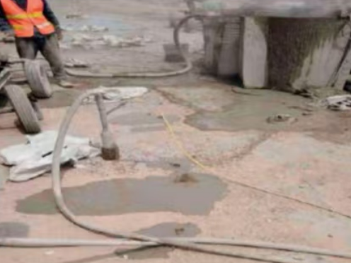 英吉沙水泥混凝土路面板底注浆技术 路面脱空注浆整治方案