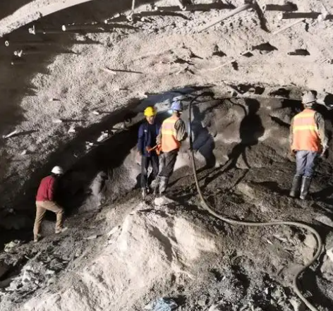 英吉沙拱顶带模注浆料的施工流程及注意事项